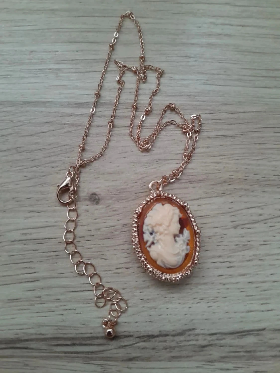 Collier avec pendentif camée, doré